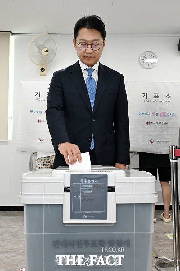 김남준 더불어민주당 계양을 국회의원 보궐선거 후보가 29일 오전 인천 계양구 작전서운동행정복지센터에 마련된 제9회 전국동시지방선거 투표소에서 사전 투표를 하고 있다. /인천=서예원 기자