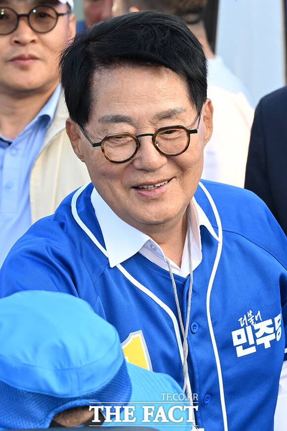 박지원 더불어민주당 국회의원(오른쪽)이 29일 오후 전북도 전주 완산구 풍남문광장에서 열린 유세현장에 참석해 시민들을 향해 이원택 전북특별자치도지사 후보의 지지를 호소하고 있다. /전주=김성렬 기자