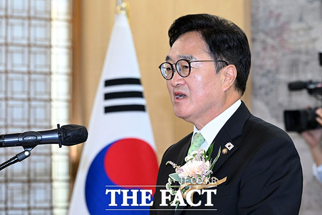 우원식 국회의장이 29일 오후 서울 여의도 국회에서 열린 제22대 전반기 국회 국회의장단 퇴임식에서 꽃다발을 받고 미소짓고 있다. /국회=서예원 기자
