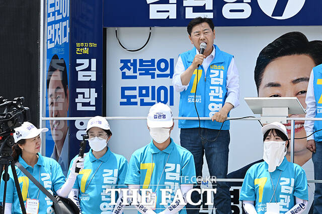 김관영 무소속 전북특별자치도지사 후보가 29일 오후 전북도 전주 덕진구 모래내시장에서 시민들을 향해 지지를 호소하고 있다. /전주=김성렬 기자