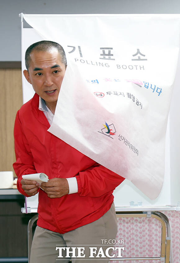 박민식 국민의힘 부산 북구갑 국회의원 후보(왼쪽)와 배우자 배정혜 씨가 6·3 지방선거 및 국회의원 재보궐선거 사전투표 첫날인 29일 오전 부산 북구 만덕제2동행정복지센터에 마련된 사전투표소에서 투표를 하고 있다. /부산=박상민 기자