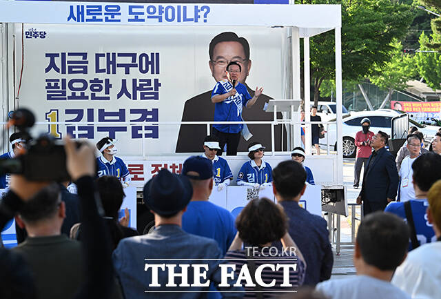 김부겸 더불어민주당 대구시장 후보가 제9회 전국동시지방선거 사전투표 날인 29일 오후 대구 수성구 삼성라이온즈파크 앞에서 시민들을 향해 지지를 호소하고 있다. /대구=박헌우 기자