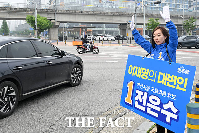 아침 출근길 시민들에게 인사하는 전은수 아산을 후보.