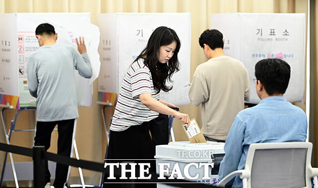 제9회 전국동시지방선거 사전투표 첫날인 29일 오전 경기 수원시 팔달구 인계동 행정복지센터에 마련된 사전투표소를 찾은 시민들이 투표를 하고 있다. /수원=임영무 기자