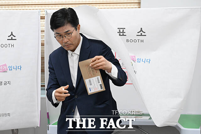 이원택 더불어민주당 전북특별자치도지사 후보가 29일 오후 전북도 전주 덕진구 우아1동 주민센터에 마련된 제9회 전국동시지방선거 투표소에서 사전투표를 하고 있다. /전주=김성렬 기자