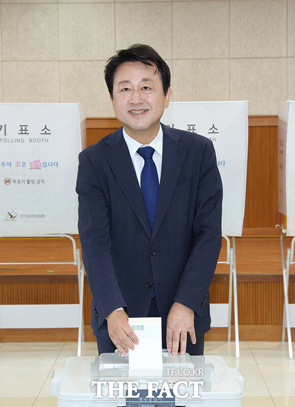 김용남 더불어민주당 경기 평택시을 국회의원 후보가 29일 경기 평택시 안중읍행정복지센터에 마련된 사전투표소에서 투표를 하고 있다. /평택=남윤호 기자