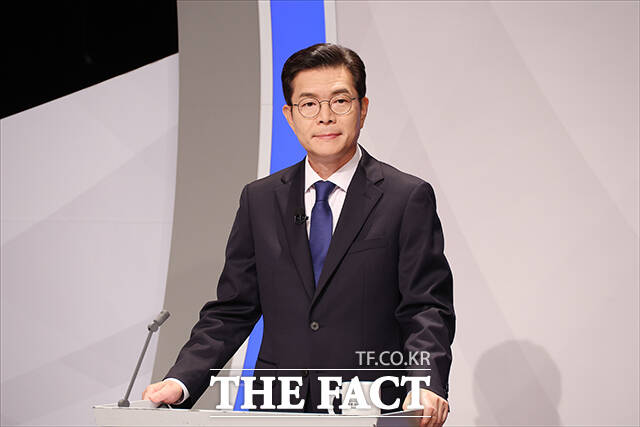 정원오 더불어민주당 서울시장 후보가 28일 오후 서울 마포구 SBS프리즘타워에서 열린 2026 서울특별시장선거 후보자 토론회에서 토론 준비를 하고 있다. /배정한 기자