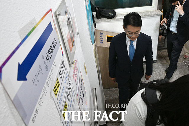 김남준 더불어민주당 계양을 국회의원 보궐선거 후보가 29일 오전 인천 계양구 작전서운동행정복지센터에 마련된 제9회 전국동시지방선거 투표소에서 사전 투표를 하고 있다. /인천=서예원 기자