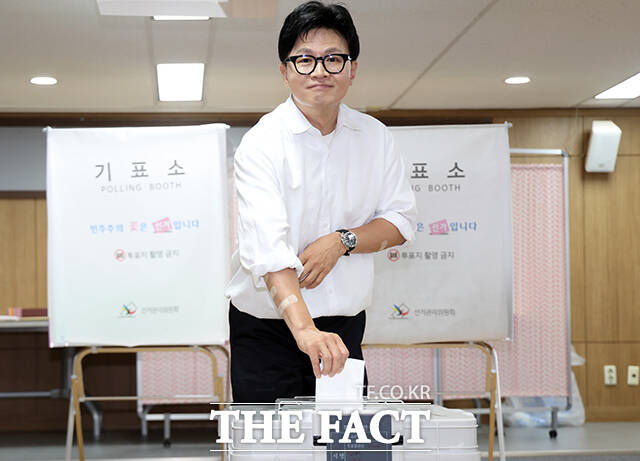 한동훈 무소속 부산 북구갑 국회의원 후보가 사전투표 첫날인 29일 오전 부산 북구 만덕제2동 사전투표소에서 투표를 하고 있다. /부산=박상민 기자