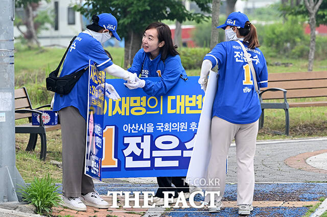 아침 출근길 시민들에게 인사하는 전은수 아산을 후보.