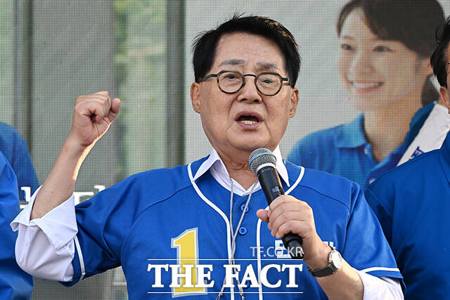 박지원 더불어민주당 국회의원(오른쪽)이 29일 오후 전북도 전주 완산구 풍남문광장에서 열린 유세현장에 참석해 시민들을 향해 이원택 전북특별자치도지사 후보의 지지를 호소하고 있다. /전주=김성렬 기자