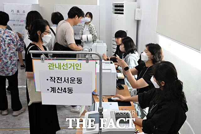 제9회 전국동시지방선거 사전투표 첫날인 29일 오전 인천 계양구 작전서운동행정복지센터에 마련된 사전투표소를 찾은 유권자들이 소중한 한 표를 행사하고 있다. /인천=서예원 기자