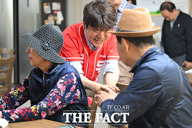 아파트 주민들과 인사하는 유의동 후보.