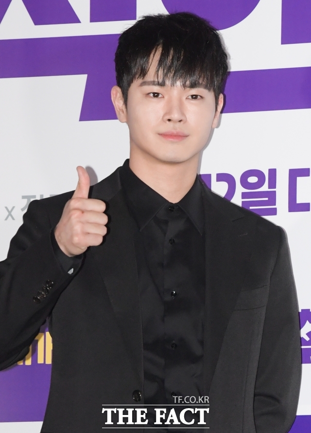은퇴 선언에 이어 자해 연상 영상 게시, 그리고 SNS 계정 삭제까지. 장동주는 최근 자신의 SNS에 신체를 훼손하는 듯한 충격적인 영상을 올렸고, 이를 본 팬들은 큰 충격에 빠졌다. 사진은 장동주가 영화 언론시사회에 참석해 포즈를 취하고 있다. /더팩트 DB