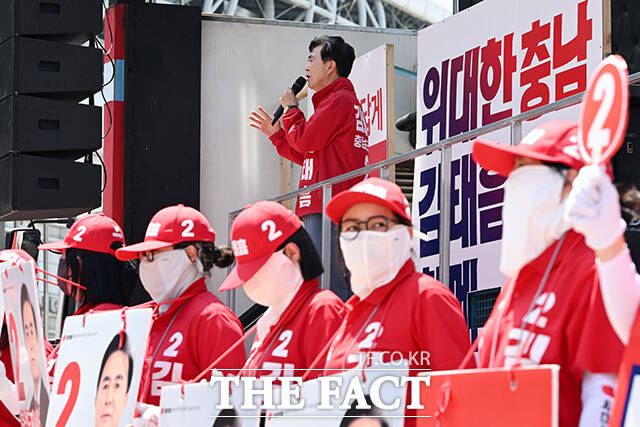 아산 온양온천역 광장 찾아 인사하는 김태흠 국민의힘 충남도지사 후보.