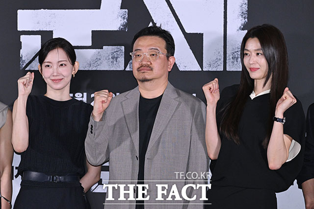 영화 '군체'가 8일 연속 박스오피스 정상을 차지하며 누적 관객 수 250만 명을 돌파했다. 사진은 배우 신현빈과 연상호 감독, 배우 전지현(왼쪽부터)이 지난 5월 20일 오후 서울 용산구 CGV 용산 아이파크몰에서 열린 영화 '군체' 언론배급시사회 및 기자간담회에 참석해 포즈를 취하고 있는 모습. /서예원 기자