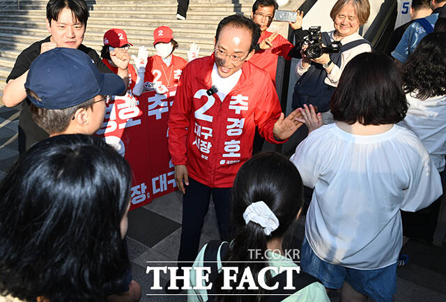 추경호 국민의힘 대구시장 후보가 제9회 전국동시지방선거 사전투표 첫날인 29일 오후 대구 수성구 삼성라이온즈파크를 찾아 시민들과 인사하고 있다. /대구=박헌우 기자