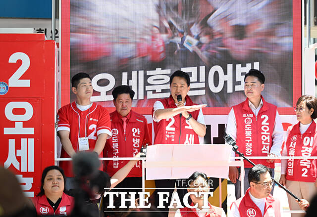 오세훈 국민의힘 서울시장 후보가 제9회 전국동시지방선거 사전투표 첫날인 29일 서울 도봉구 창동역 앞에서 유권자들에게 지지를 호소하고 있다. /이새롬 기자