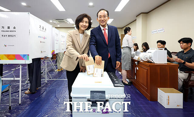 추경호 국민의힘 대구시장 후보(오른쪽)와 부인 김희경 여사가 제9회 전국동시지방선거 사전투표 날인 29일 오전 대구 수성구 수성구의회에 마련된 사전투표소에서 투표하고 있다. /대구=박헌우 기자