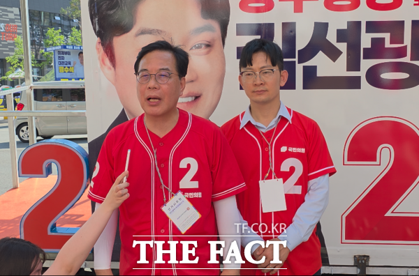 송언석 국민의힘 원내대표(왼쪽)가 29일 박충권 국민의힘 의원(비례대표)과 대전 지원 유세 중 대전한화생명볼파크 앞에서 긴급 기자회견을 열고 이재명 대통령의 사전투표 과정에 대한 위법 여부 조사가 필요하다고 주장했다. /국민의힘 대전시당
