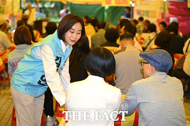 지역구 아파트단지 주민들과 이야기 나누는 김재연 후보(왼쪽).