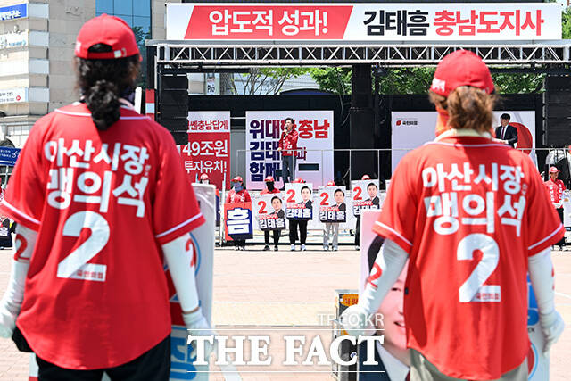 아산 온양온천역 광장 찾아 인사하는 김태흠 국민의힘 충남도지사 후보.