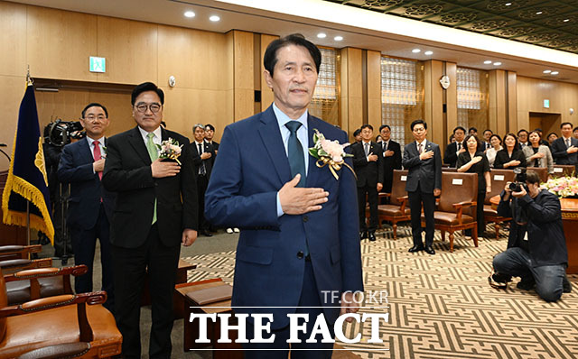 우원식 국회의장이 29일 오후 서울 여의도 국회에서 열린 제22대 전반기 국회 국회의장단 퇴임식에서 꽃다발을 받고 미소짓고 있다. /국회=서예원 기자