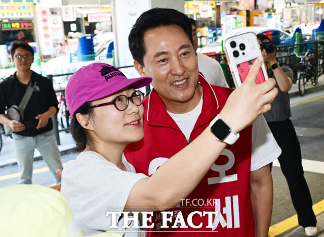 오세훈 국민의힘 서울시장 후보가 제9회 전국동시지방선거 사전투표 첫날인 29일 서울 도봉구 창동역 앞에서 유권자들에게 지지를 호소하고 있다. /이새롬 기자