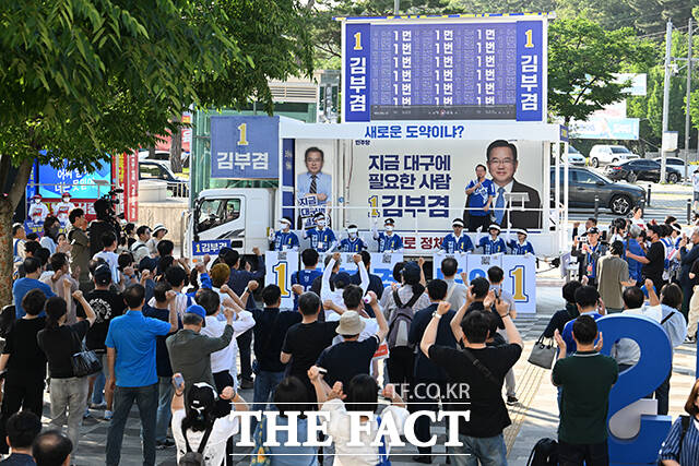 김부겸 더불어민주당 대구시장 후보가 제9회 전국동시지방선거 사전투표 날인 29일 오후 대구 수성구 삼성라이온즈파크 앞에서 시민들을 향해 지지를 호소하고 있다. /대구=박헌우 기자