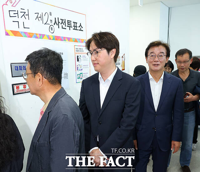 줄서서 투표 기다리는 하 후보(왼쪽 두 번째)와 전 후보(왼쪽 세 번째).