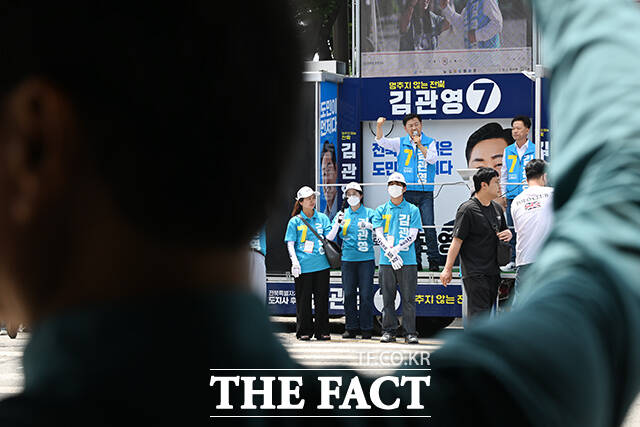 김관영 무소속 전북특별자치도지사 후보가 29일 오후 전북도 전주 덕진구 모래내시장에서 시민들을 향해 지지를 호소하고 있다. /전주=김성렬 기자