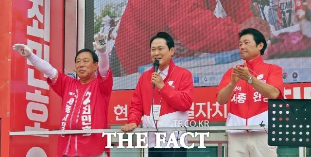 장동혁 국민의힘 대표(가운데)가 29일 세종시 조치원역 앞에서 최민호 세종시장 후보(왼쪽)의 지원 유세를 펼치고 있다. /김형중 기자