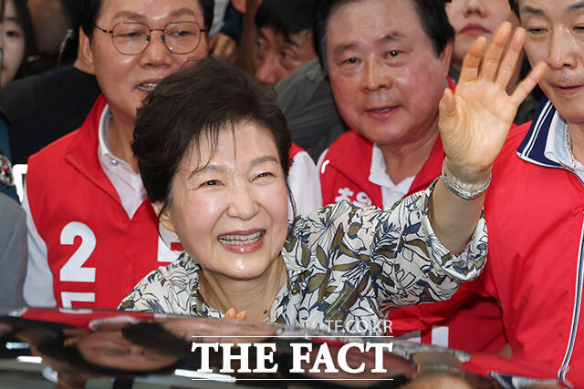 마산어시장을 나서며 손 흔드는 박 전 대통령.