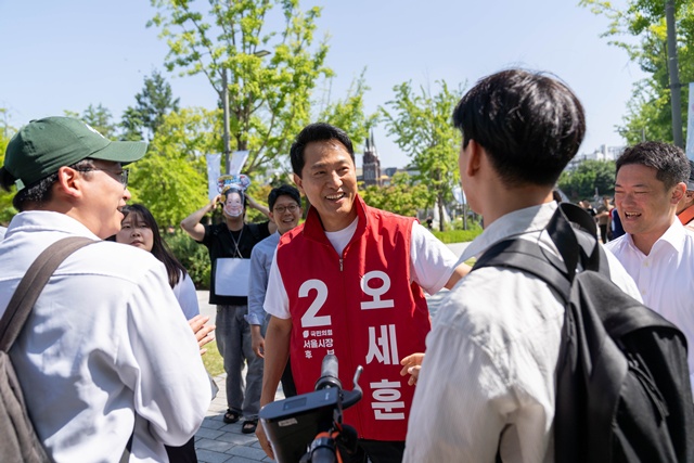 오세훈 국민의힘 서울시장 후보가 연세대학교에서 대학생들과 이야기를 나누고 있다. /오세훈 캠프