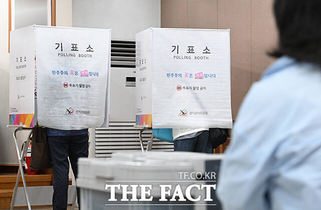 제9회 전국동시지방선거 사전투표 날인 29일 오전 대구 수성구 고산2동 행정복지센터에 마련된 사전투표소에서 유권자가 투표하고 있다. /대구=박헌우 기자