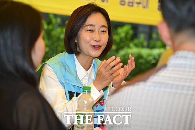 지역구 아파트단지 주민들과 이야기 나누는 김재연 후보(왼쪽).