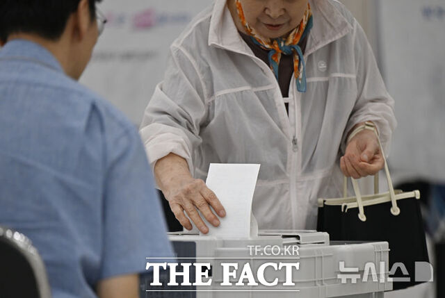 제9회 전국동시지방선거 사전투표 첫날인 29일 오전 광주 북구 전남대학교 컨벤션홀 용봉동사전투표소에서 유권자가 투표함에 투표용지를 넣고 있다. /뉴시스