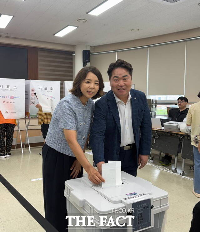 29일 오전 아산시 온양3동 행정복지센터 사전투표소에서 오세현 더불어민주당 아산시장 후보가 배우자와 함께 투표하고 있다. /오세현 후보 캠프