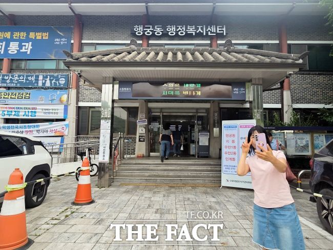 29일 오전 8시 수원시 행궁동 사전투표소에서 한 시민이 투표를 마친 뒤 인증샷을 찍고 있다. /박아론 기자