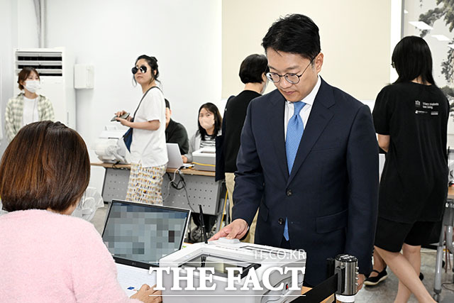 김남준 더불어민주당 계양을 국회의원 보궐선거 후보가 29일 오전 인천 계양구 작전서운동행정복지센터에 마련된 제9회 전국동시지방선거 투표소에서 사전 투표를 하고 있다. /인천=서예원 기자