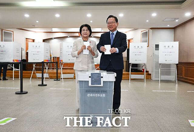 김부겸 더불어민주당 대구시장 후보(오른쪽)와 부인 이유미 여사가 제9회 전국동시지방선거 사전투표 날인 29일 오전 대구 수성구 고산2동 행정복지센터에 마련된 사전투표소에서 투표하고 있다. /대구=박헌우 기자
