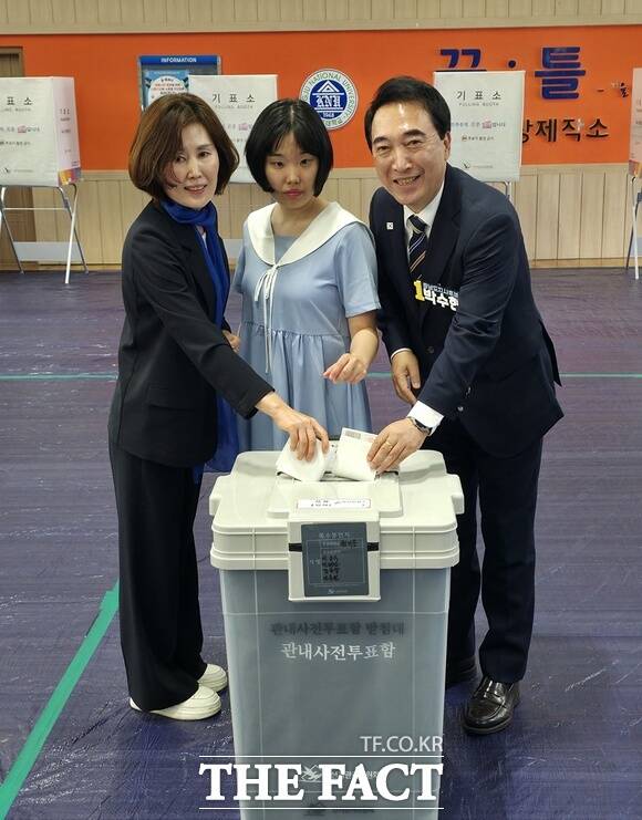 박수현 더불어민주당 충남도지사 후보(오른쪽)가 가족과 함께 사전투표에 참여하고 있다. /박수현 후보 캠프