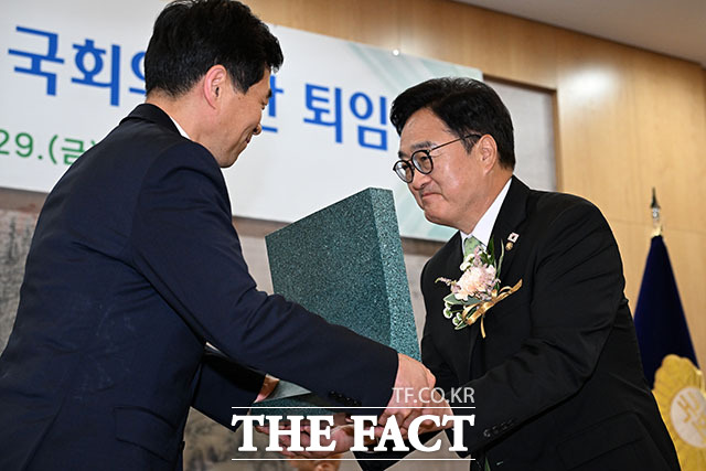 우원식 국회의장이 29일 오후 서울 여의도 국회에서 열린 제22대 전반기 국회 국회의장단 퇴임식에서 꽃다발을 받고 미소짓고 있다. /국회=서예원 기자