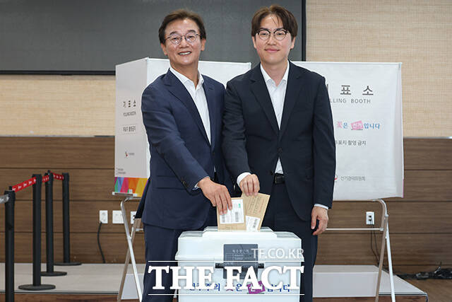 사전투표 첫 날인 29일 오전 하정우, 박민식, 한동훈(왼쪽부터) 부산 북구갑 국회의원 후보가 사전투표소를 찾아 투표하고 있다. /부산=박상민 기자