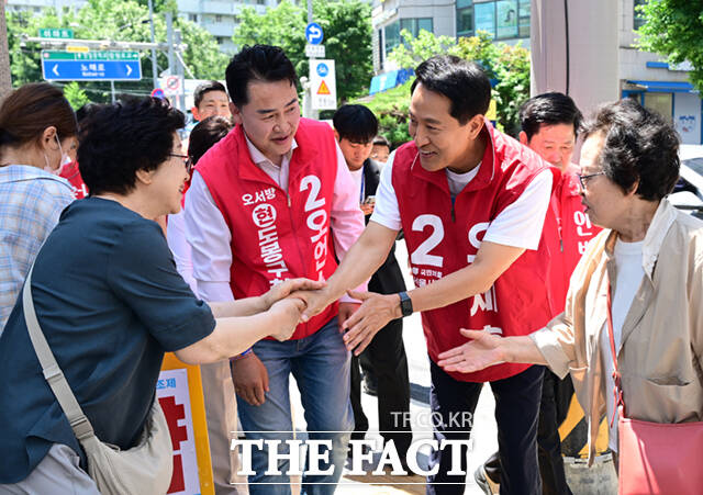 오세훈 국민의힘 서울시장 후보가 제9회 전국동시지방선거 사전투표 첫날인 29일 서울 도봉구 창동역 앞에서 유권자들에게 지지를 호소하고 있다. /이새롬 기자