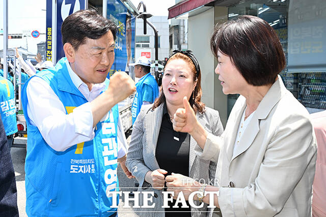 김관영 무소속 전북특별자치도지사 후보가 29일 오후 전북도 전주 덕진구 모래내시장에서 시민들을 향해 지지를 호소하고 있다. /전주=김성렬 기자