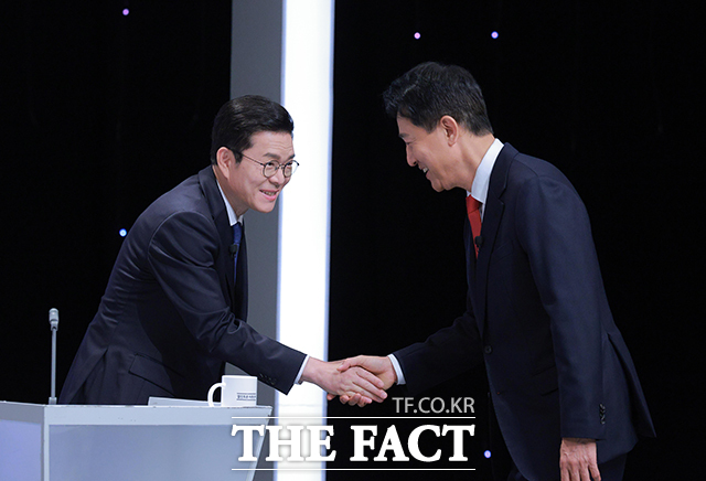 정원오 더불어민주당 서울시장 후보(왼쪽)와 오세훈 국민의힘 서울시장 후보가 28일 오후 서울 마포구 SBS프리즘타워에서 열린 제9회 전국동시지방선거 서울시장 후보 초청 토론회에 앞서 악수를 하고 있다. /배정한 기자