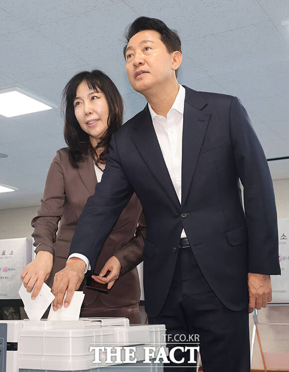 오세훈 국민의힘 서울시장 후보와 송현옥 여사(왼쪽)가 29일 오전 서울 용산구 한남동주민센터에 마련된 제9회 전국동시지방선거 투표소에서 사전투표를 하고 있다. /배정한 기자
