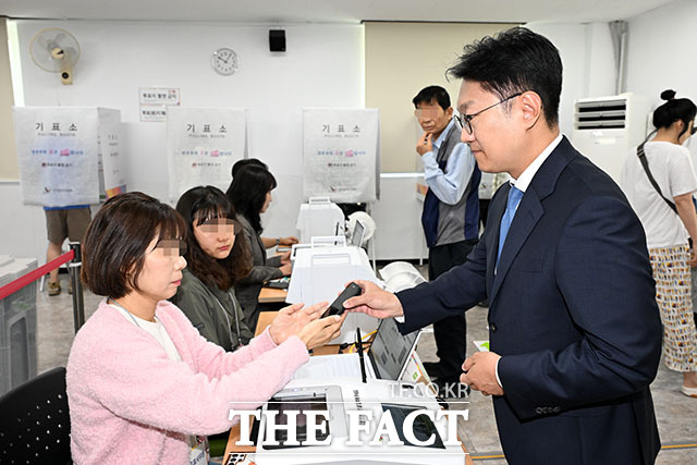 김남준 더불어민주당 계양을 국회의원 보궐선거 후보가 29일 오전 인천 계양구 작전서운동행정복지센터에 마련된 제9회 전국동시지방선거 투표소에서 사전 투표를 하고 있다. /인천=서예원 기자
