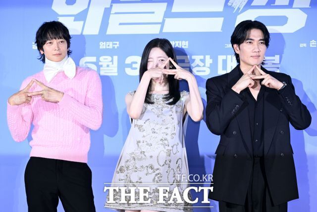 배우 강동원 박지현 엄태구(왼쪽부터)가 영화 '와일드 씽' 속 아이돌 그룹 트라이앵글 멤버로 변신한다. 사진은 지난 7일 개최된 영화 ‘와일드 씽’ 제작보고회에 참석한 모습. /서예원 기자